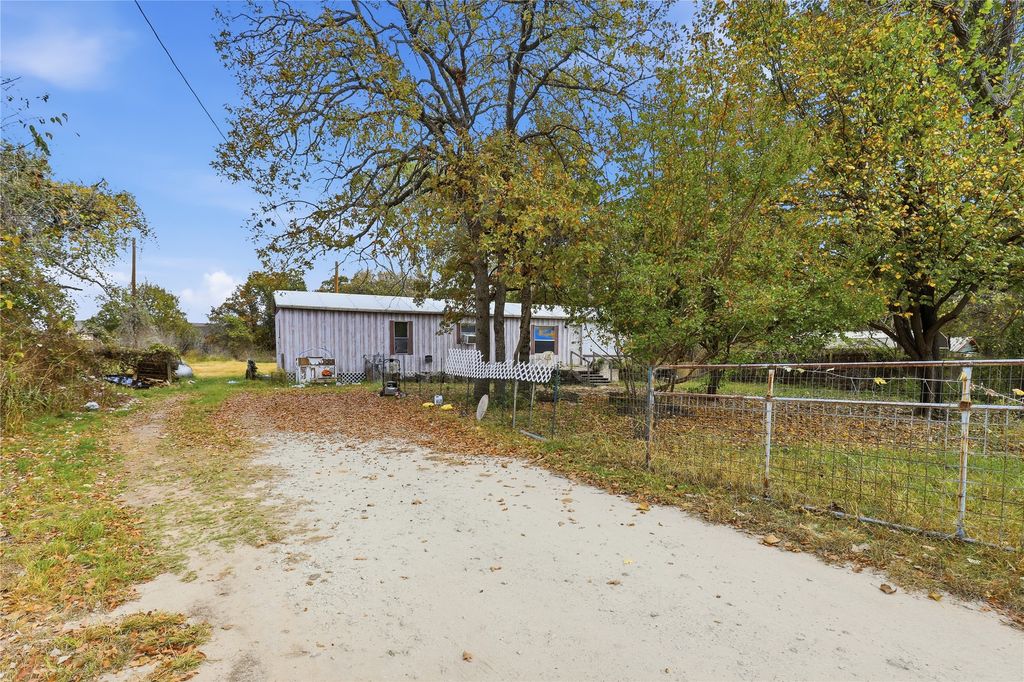 401 East Road, Granbury, TX 76049