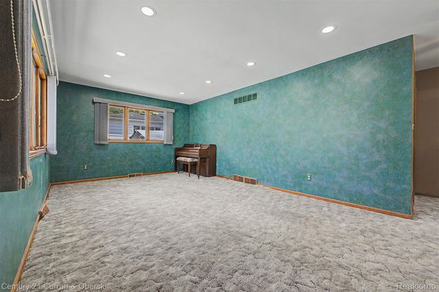 19036 Outer Drive, Dearborn, MI 48128