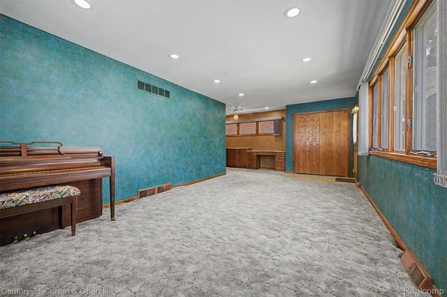 19036 Outer Drive, Dearborn, MI 48128
