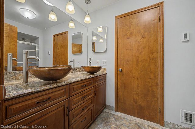 19036 Outer Drive, Dearborn, MI 48128