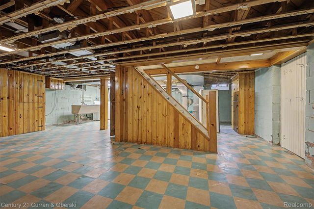 19036 Outer Drive, Dearborn, MI 48128