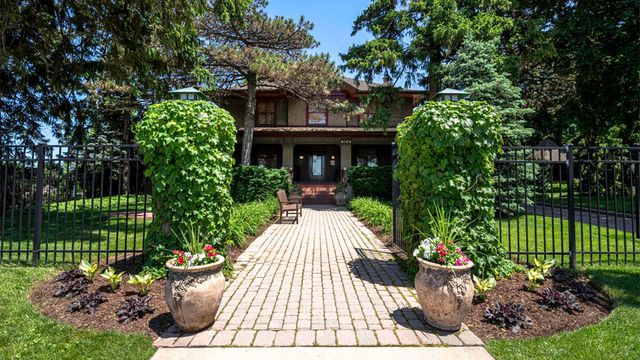 2224 Lakeshore Drive, Schaumburg, IL 60173