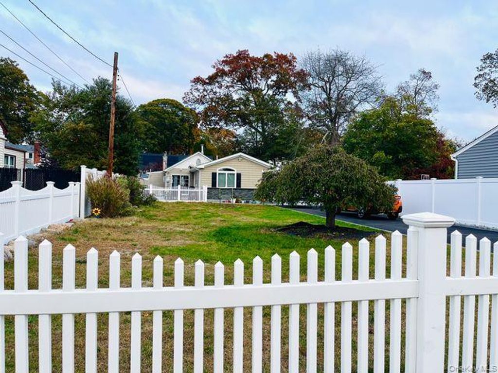 219 Litchfield Avenue, Babylon, NY 11702