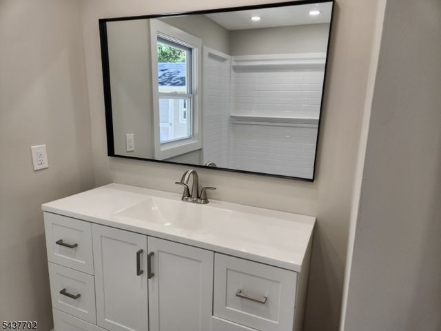 1 Watergate Dr, High Bridge Boro, NJ 08829