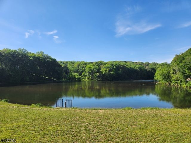 1 Watergate Dr, High Bridge Boro, NJ 08829