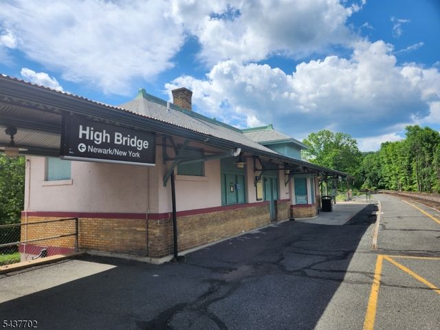 1 Watergate Dr, High Bridge Boro, NJ 08829