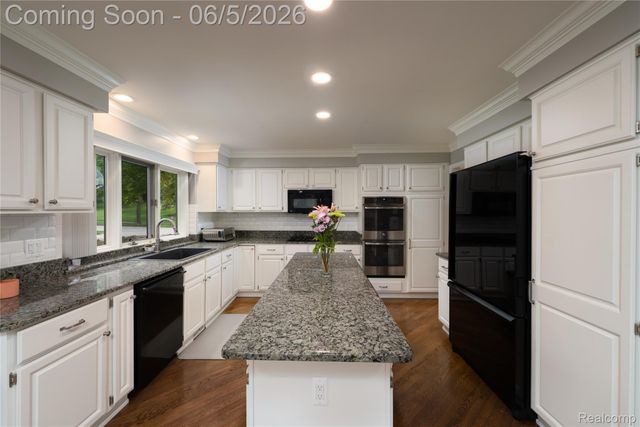 6514 Shagbark Drive, Troy, MI 48098