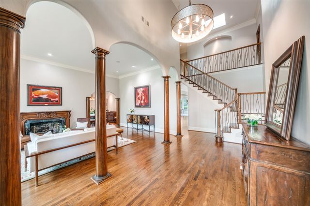 4731 N Lindhurst Avenue, Dallas, TX 75229