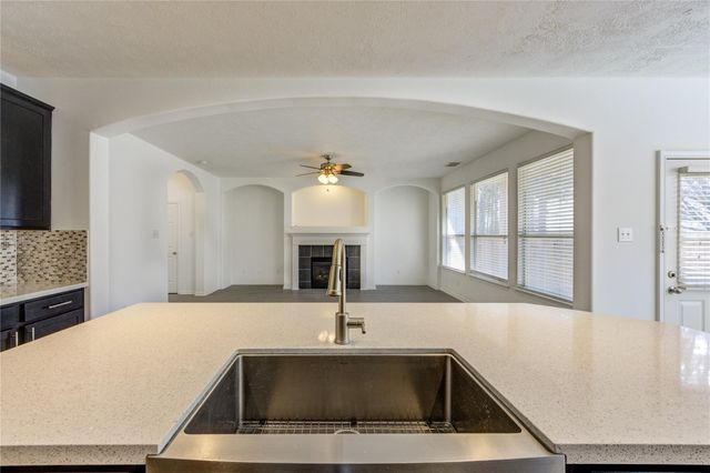 82 W Twinvale Loop, Conroe, TX 77384