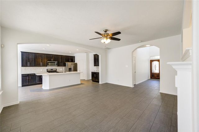 82 W Twinvale Loop, Conroe, TX 77384