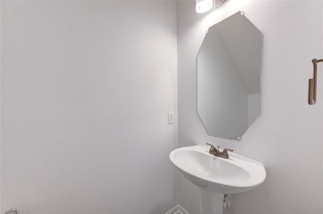 82 W Twinvale Loop, Conroe, TX 77384