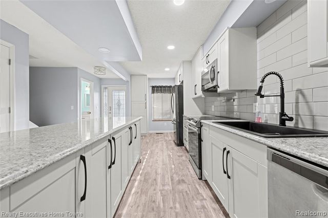 2636 Keewahdin Rd Road 10, Fort Gratiot, MI 48059