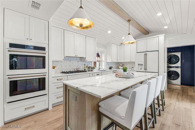 6155 Standing Oaks LN, Naples, FL 34119