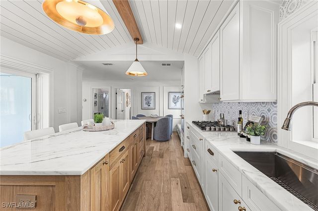 6155 Standing Oaks LN, Naples, FL 34119