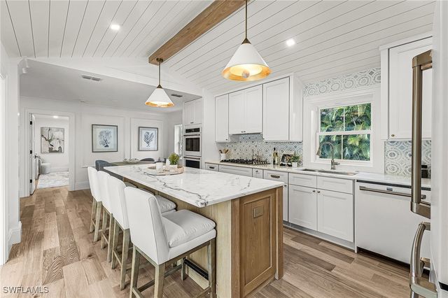 6155 Standing Oaks LN, Naples, FL 34119