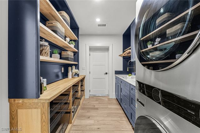 6155 Standing Oaks LN, Naples, FL 34119