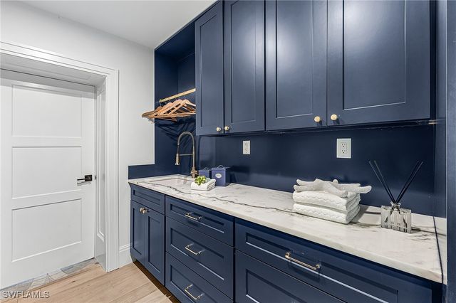 6155 Standing Oaks LN, Naples, FL 34119