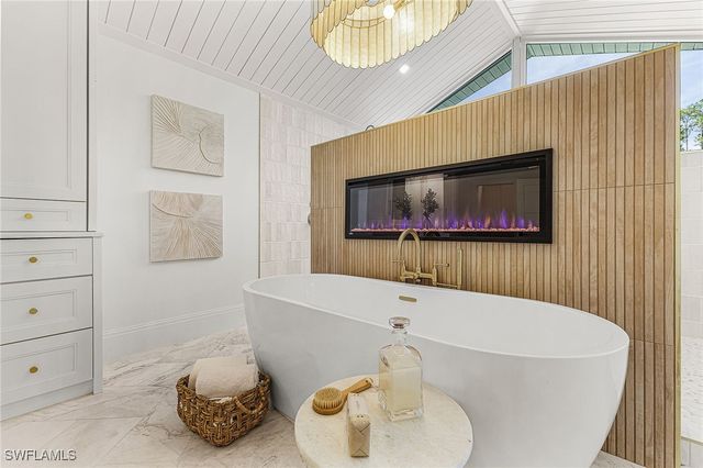 6155 Standing Oaks LN, Naples, FL 34119