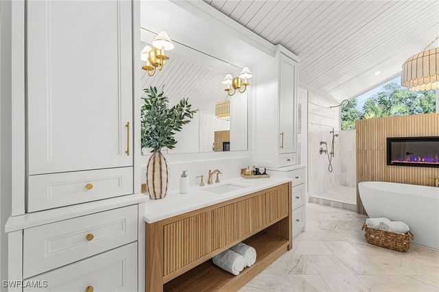 6155 Standing Oaks LN, Naples, FL 34119