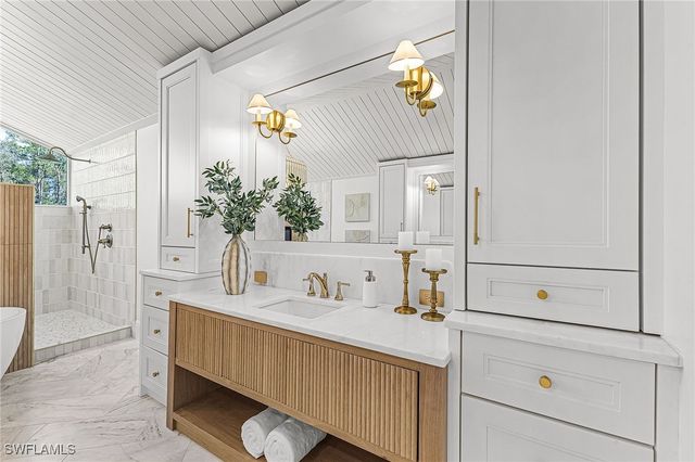 6155 Standing Oaks LN, Naples, FL 34119