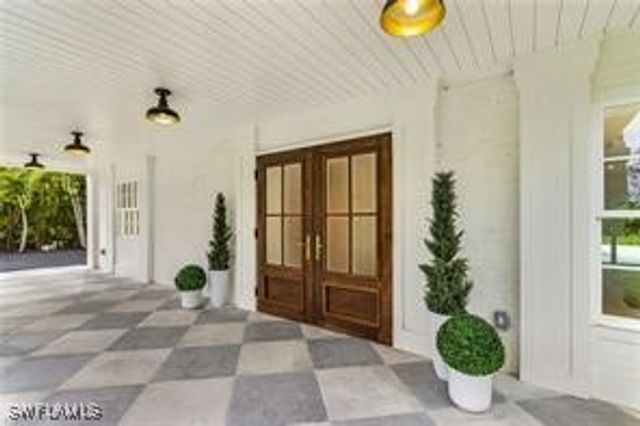 6155 Standing Oaks LN, Naples, FL 34119