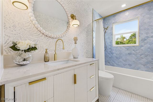 6155 Standing Oaks LN, Naples, FL 34119