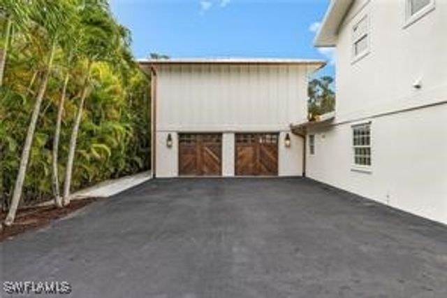 6155 Standing Oaks LN, Naples, FL 34119