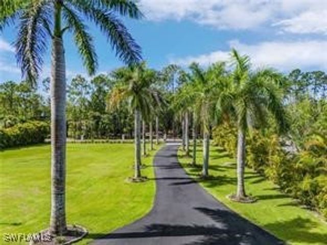 6155 Standing Oaks LN, Naples, FL 34119