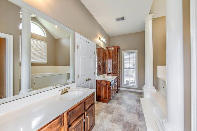 216 Joshua Reed Dr, Houma, LA 70360