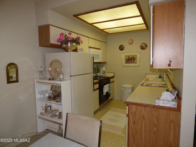 5750 N Camino Esplendora Apt 228, Tucson, AZ 85718