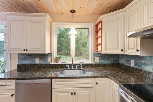 18 Winterberry Drive, Amherst, NH 03031