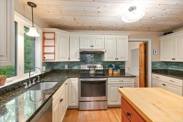 18 Winterberry Drive, Amherst, NH 03031