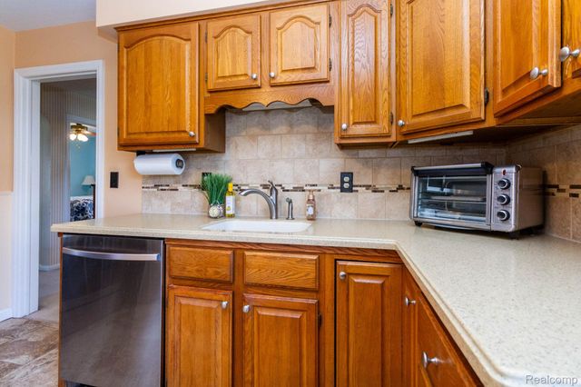 20927 Hawthorne Street, Harper Woods, MI 48225