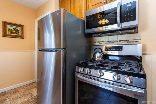 20927 Hawthorne Street, Harper Woods, MI 48225