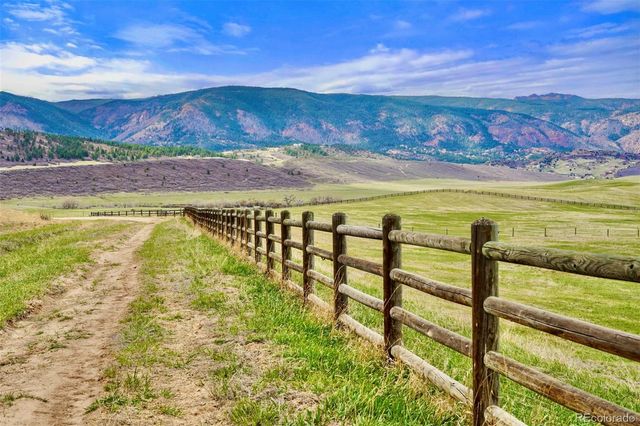 2 S Perry Park Road, Larkspur, CO 80118