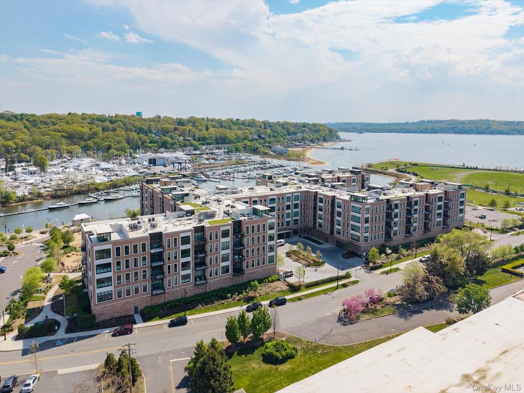 100 Garvies Point Road 1042, Glen Cove, NY 11542 — exterior
