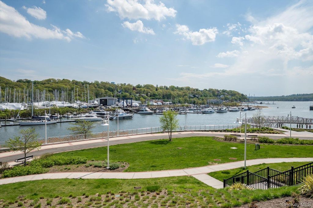 100 Garvies Point Road 1042, Glen Cove, NY 11542 — photo 2