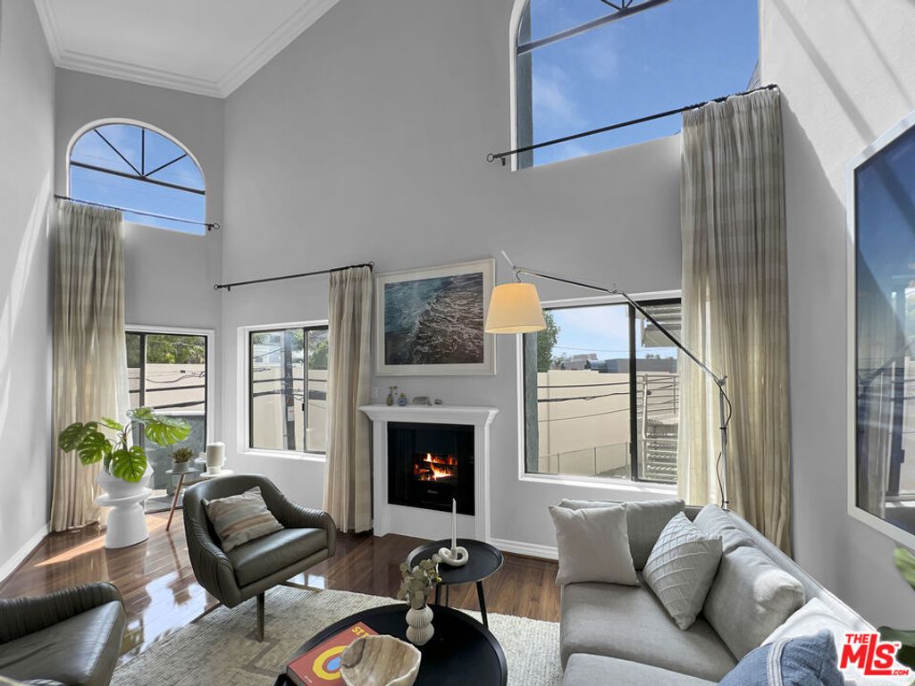 Image 2 of property listing at 4211 Arch Drive 204, Studio City, CA 91604