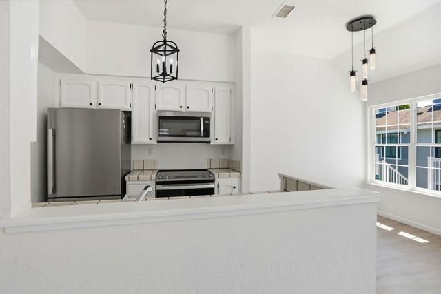 1920 Vista Cay, San Mateo, CA 94404