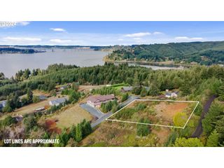 Vine St 1118, North Bend, OR 97459