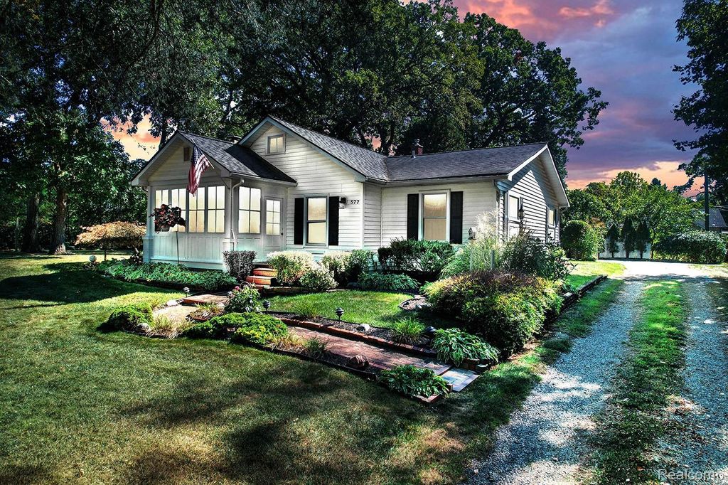 577 Lakeside Drive, Waterford Charter Township, MI 48328