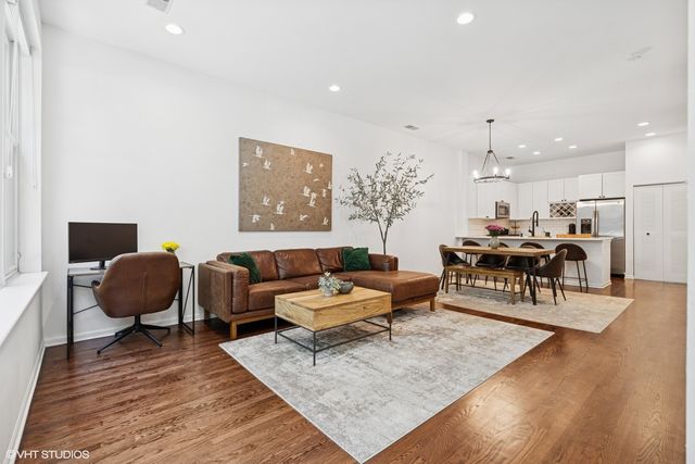 931 N Kingsbury Street, Chicago, IL 60610