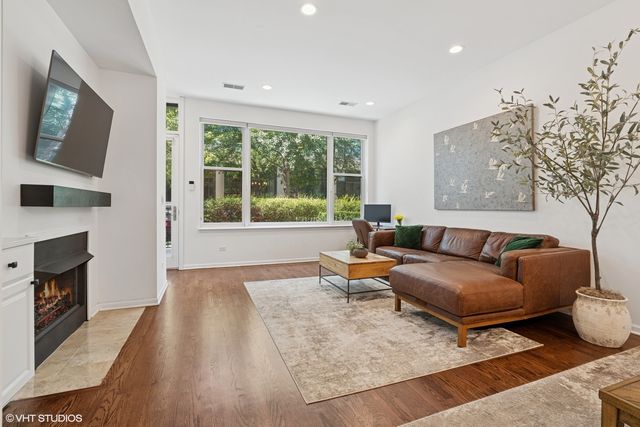 931 N Kingsbury Street, Chicago, IL 60610