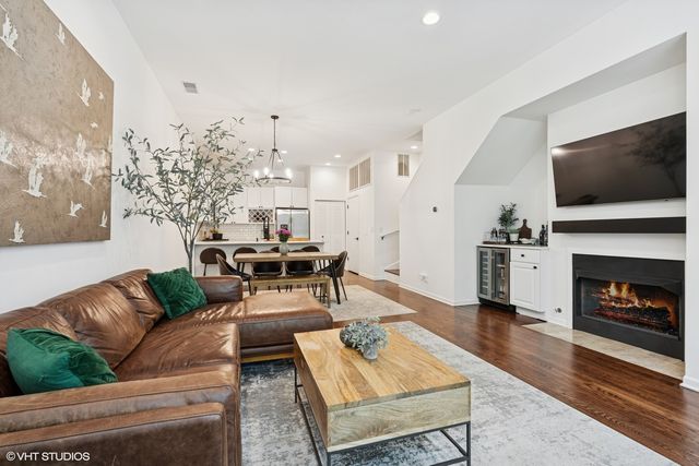 931 N Kingsbury Street, Chicago, IL 60610