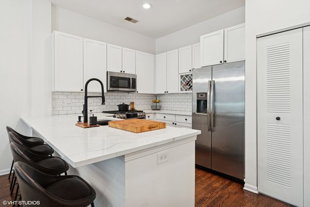 931 N Kingsbury Street, Chicago, IL 60610