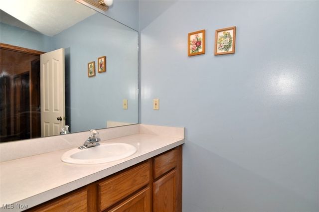 8175 Tanglewood Lane, Parma, OH 44129