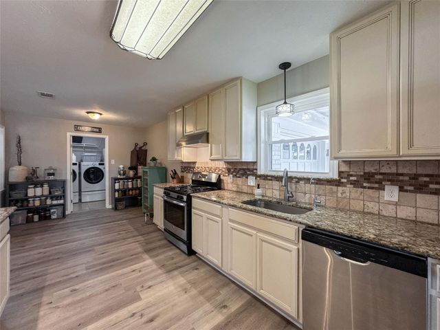 2610 Adams Street, Alvin, TX 77511