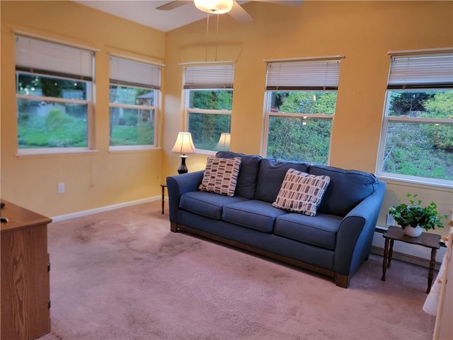 4011 Firethorn Dr, Kennedy Twp, PA 15136