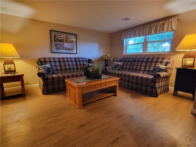 4011 Firethorn Dr, Kennedy Twp, PA 15136