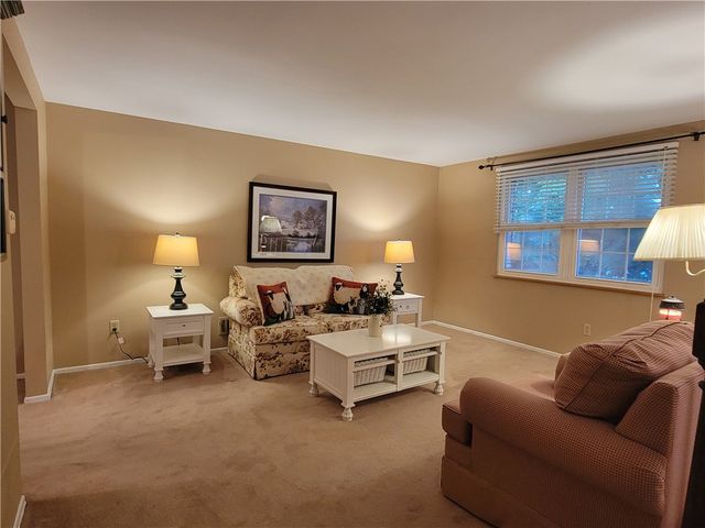 4011 Firethorn Dr, Kennedy Twp, PA 15136
